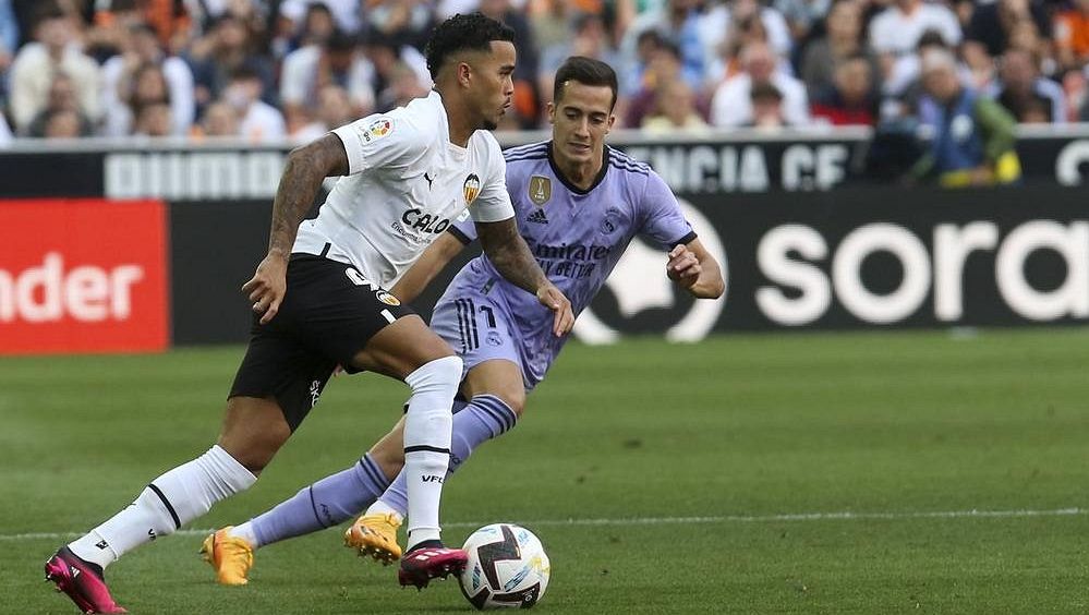 Lupiči ve Španělsku zranili partnerku fotbalisty Kluiverta z Valencie